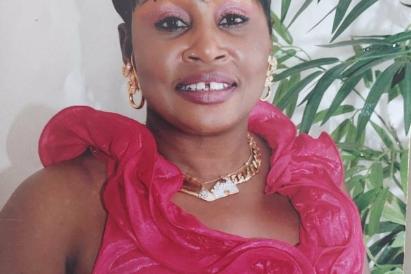 Viviane Mukoko, la cinquantaine guillerette et badine