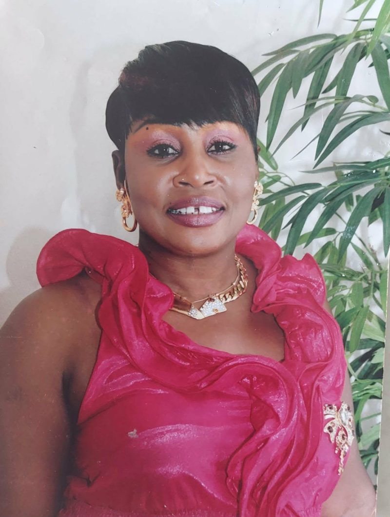 Viviane Mukoko, la cinquantaine guillerette et badine