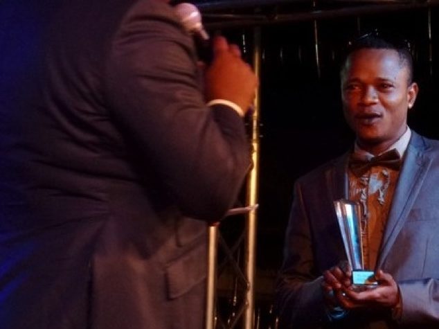 Le chanteur Olivier alias Oliveira de Wenge Musica MM recevant son trophée | © AEM