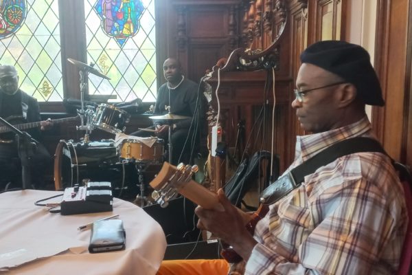 Manuaku Waku Pépé Felly au Centre culturel Crousse: simplement i-n-t-e-m-p-o-r-e-l !
