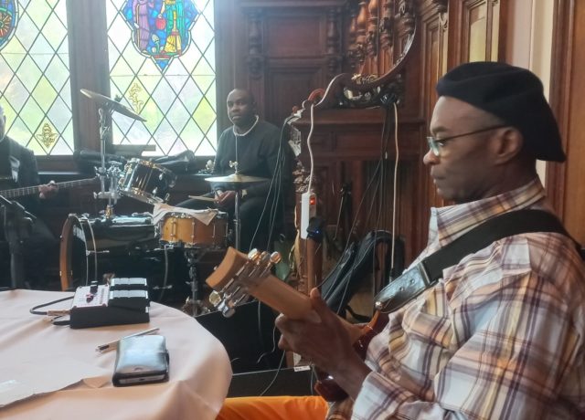 Respect absolu pour cet immense artiste | Photo : © Asimba Bathy