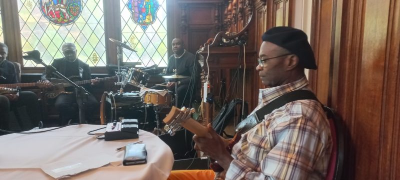 Manuaku Waku Pépé Felly au Centre culturel Crousse: simplement i-n-t-e-m-p-o-r-e-l !