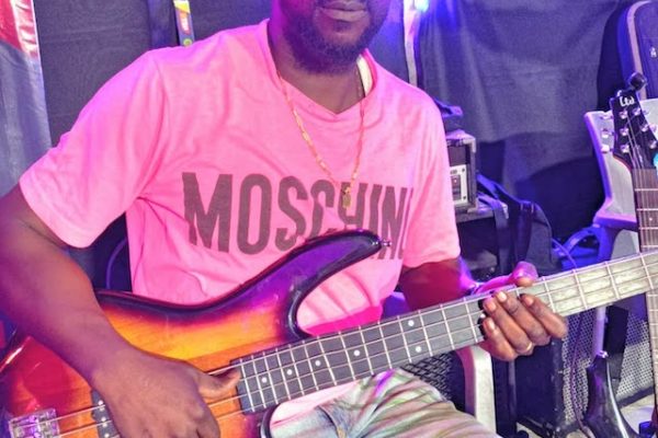 Bijoux Basse :« Oncle Bapius m’a confié des secrets concernant la basse*, il m’a transmis en quelque sorte des pouvoirs »