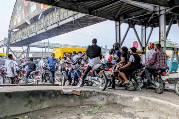 Mobilité à Kinshasa : le récit sans concession de Paul Bazakana sur l’enfer des transports
