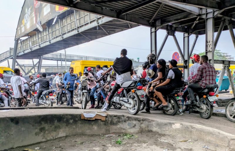 Mobilité à Kinshasa : le récit sans concession de Paul Bazakana sur l’enfer des transports