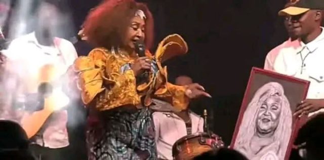 À la décharge de Mbilia Bel : la scène est sacrée et le temps impitoyable