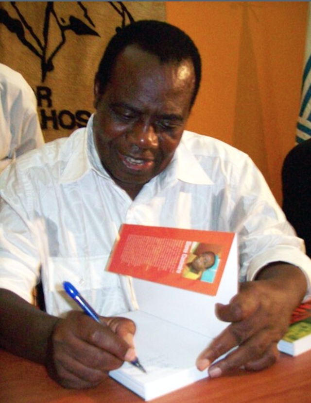 Siona-autographe1 Siona Casimiro signe des autographes lors de la cérémonie de lancement de son livre le 9 novembre 2011 à l'Union des écrivains angolais à Luanda.